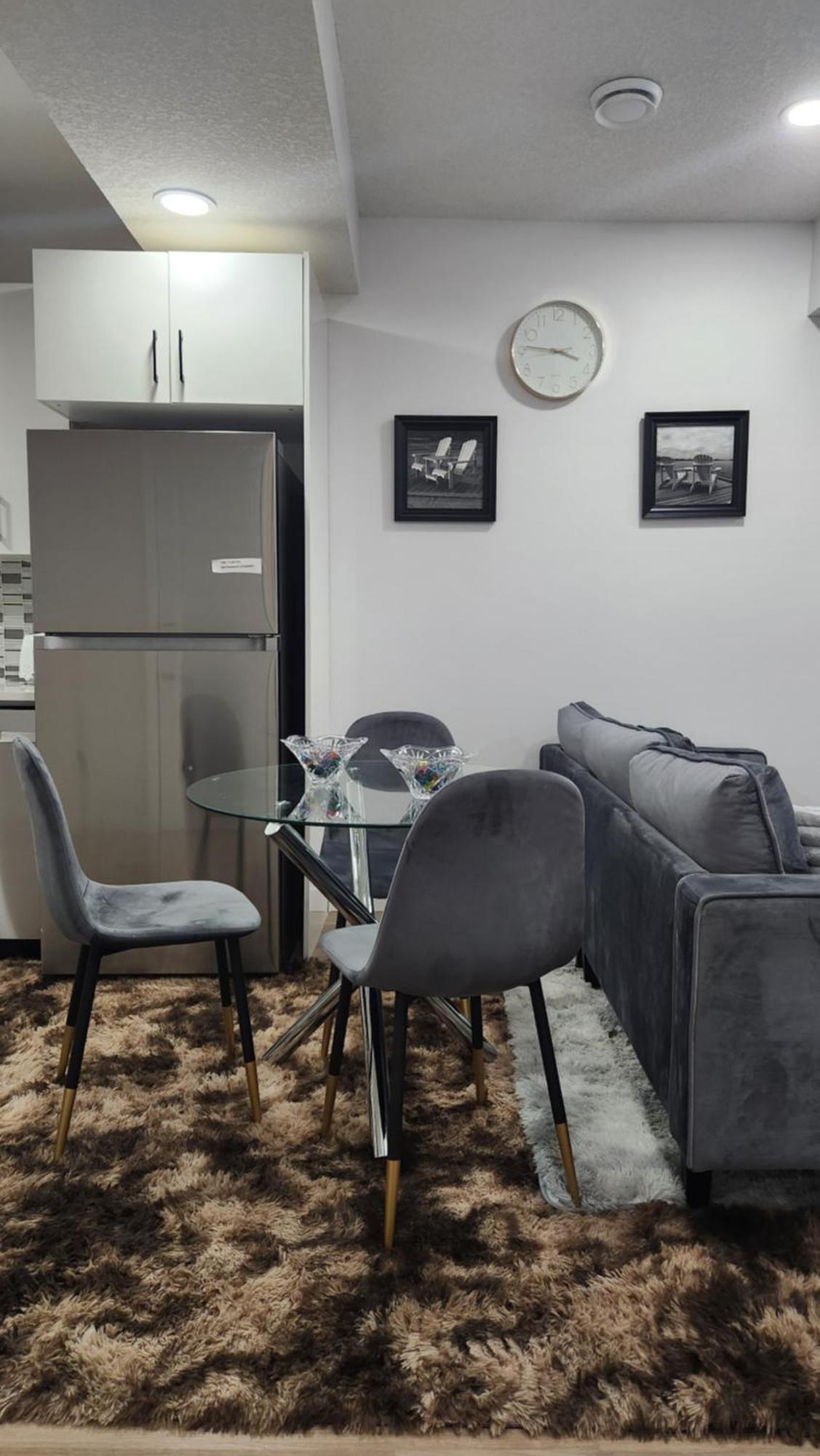 Modern 2 Bedroom Basement Suite At West Edmonton Exterior foto